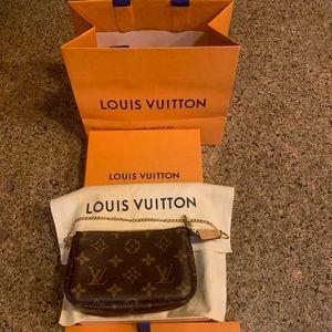 Louis Vuitton Mini Pochette in Monogram